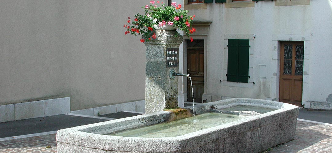 Fontaine au milieu du village